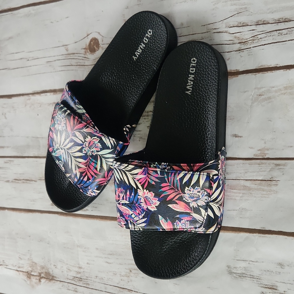 Old Navy girls slip on sandals. Sz 5 - 6